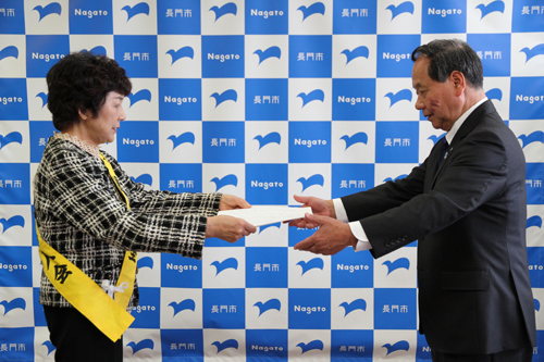 大嶋禮子会長からメッセージが手渡される