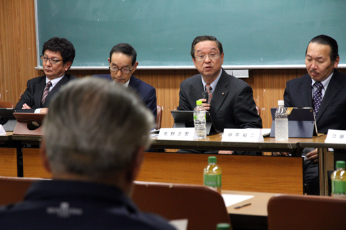 参加者からの質問に答える