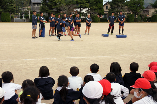 デモンストレーションで見せた迫力あるタックルに驚きの声をあげる児童