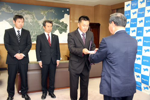 代表して目録を渡す一般社団法人山口県LPガス協会長門支部青年部の入江会長