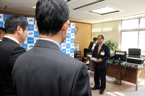 「寄贈いただいた機材は中央公民館などに設置し役立てたい」と大西市長