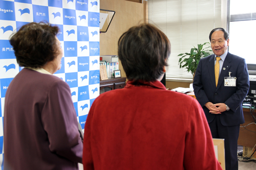 「これからも経験を生かして市民の健康づくりのために貢献してほしい」と大西市長