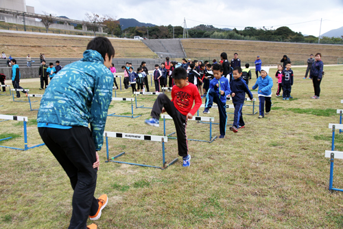 ハードルの基本動作を丁寧に教える成迫さん