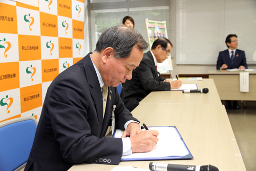 協定書に署名する大西市長