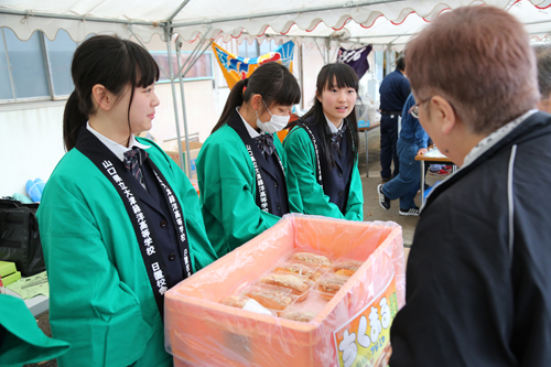 生徒が商品開発に携わった総菜パン「ちくまる」も販売