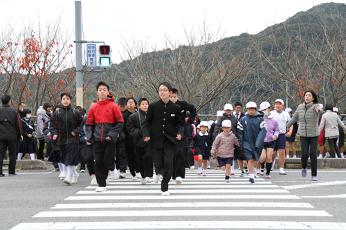 三隅中学校の生徒と明倫小学校の児童も、三隅総合運動公園に避難