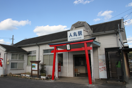 設置された鳥居は元乃隅稲成神社をイメージしたもので幅3メートル、高さ2.9メートル
