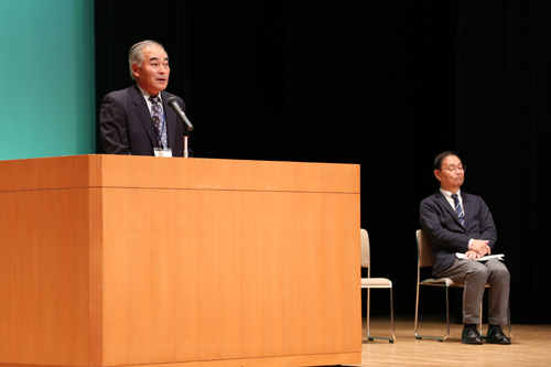 ラポールゆやの山本館長が、設立からこれまでの経緯を紹介する