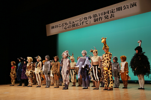 1人ずつ順にキャスト紹介