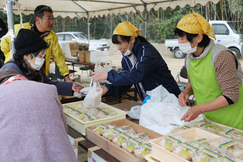 新鮮な魚介や野菜、手作りの加工品などが販売されたバザー