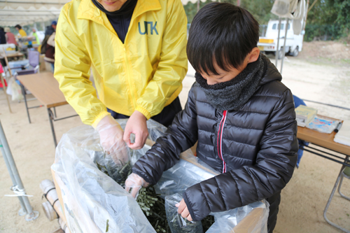 のりのつかみ取りに挑戦