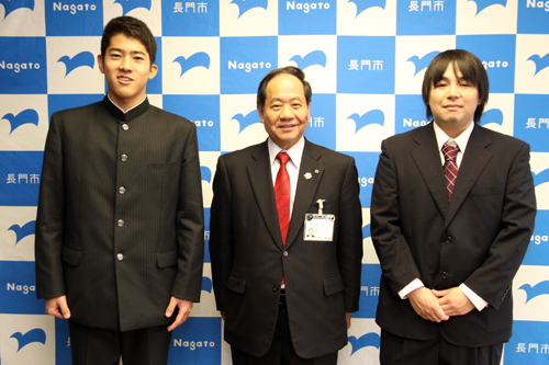 全国障害者スポーツ大会の結果を報告に訪れた村岡さん（写真左）と池永さん（写真右）