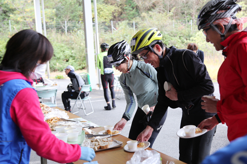 エイドポイントでは、長門市・美祢市の食材を使った軽食を味わえる