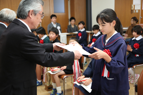 松浦教育長から賞状が手渡される