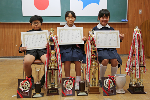 （左から）大賞を受賞した加藤さん、西本さん、俵谷さん