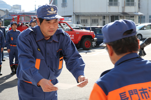 船津部隊長に目録が手渡される