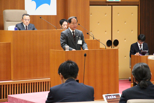 行政報告を行う大西市長