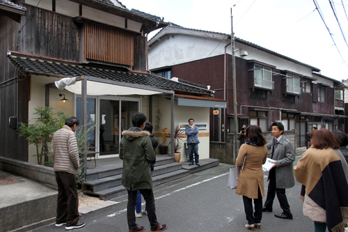 リノベーションした物件など長門湯本温泉のまち並みを見学