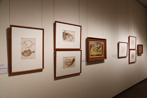 香月家の食卓にあがる食材をモチーフに描かれた作品や資料など約80点を展示