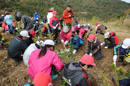 日置小学校の4・5年生や地区内の団体・住民など約80人が参加
