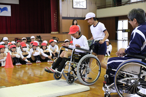 車いすの介助の仕方を学ぶ