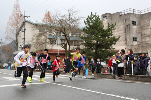 1区の小学生男子が一斉にスタートを切る