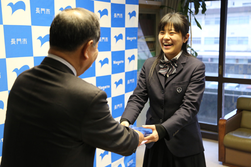 激励費が手渡される