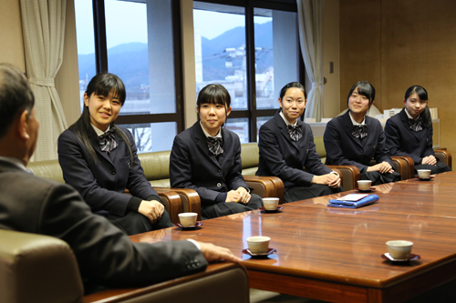 部長を務める末永さん（左）は、「10位台を目標に努力していきたい」と話した
