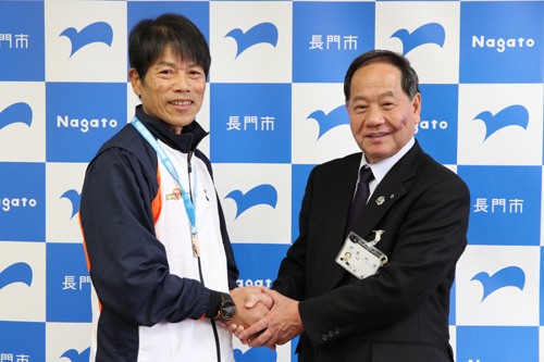 全日本マスターズ陸上競技選手権大会で第1位となった上田十太さん（左）