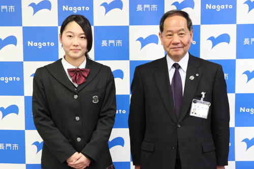 弓道で全国大会に挑む長門高校2年の福田奈穂さん（左）