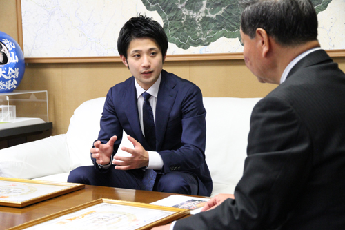 「受賞は支えてくれた皆さんのおかげ。これからも感謝を忘れずに頑張りたい」と岡藤さん