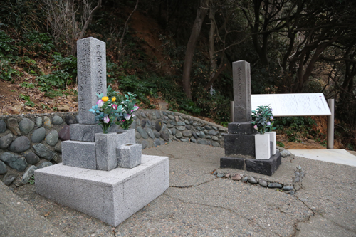 「露艦戦士の墓碑」と「常陸丸遭難者の墓碑」が並んで建立されている