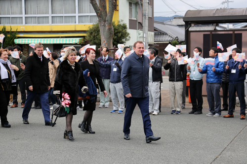 市民や職員らが市役所までソチ市訪問団をお出迎え