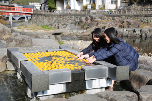 長門湯本温泉では、川沿いの「おとずれ足湯」でも実施されている