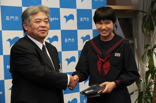 バレーボールの県代表チームに選出された深川中学校3年の前野莉子さん