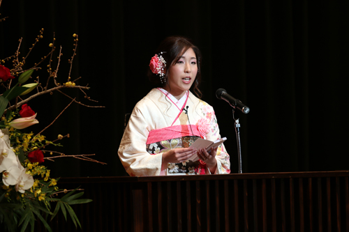 新成人を代表して「二十歳の声」を発表した花岡美菜さん