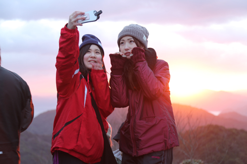 太陽を背に写真を撮る