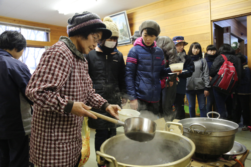 下山後はキャンプ場でお雑煮が販売され、参加者は冷えた体を温めた