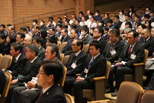 市職員200人が出席した
