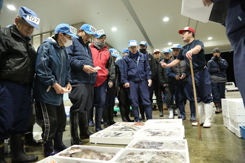 市場内には、競り人の威勢の良い掛け声が響いた