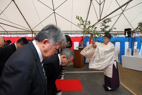 飯山八幡宮の上田宮司が神事を執り行う