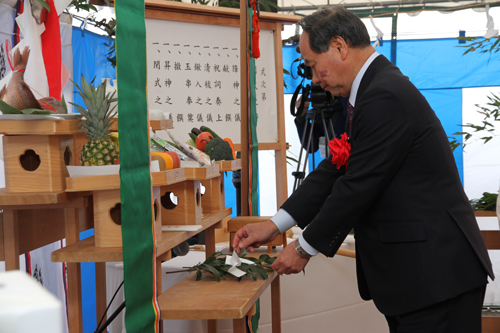 玉串を捧げて工事の安全を祈願