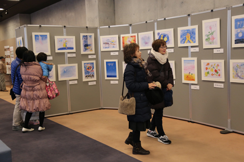 金子みすゞの詩に合わせた水彩画・パステル画のパネルが並ぶ