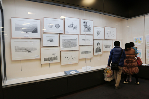 詩に登場する情景を描いた鉛筆画「海とかもめ」も展示