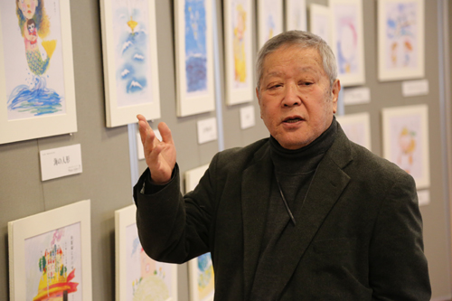 「512編すべてのイラストを描くのが目標」と話す尾崎さん