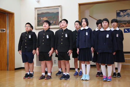 浅田小学校6年生の児童による清風作の漢詩「餐麦弓買」の朗唱