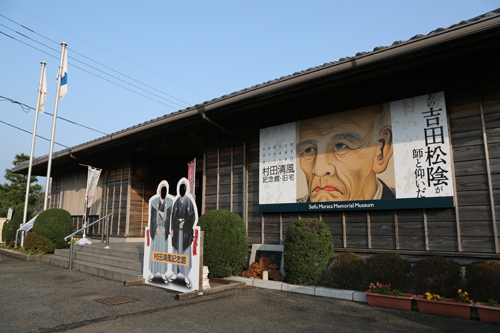 国道沿いと記念館前の看板は、肖像画を大きく配置したレイアウトに変更