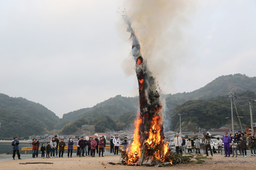 地域住民の手で作られる高さ8mのどんど焼き