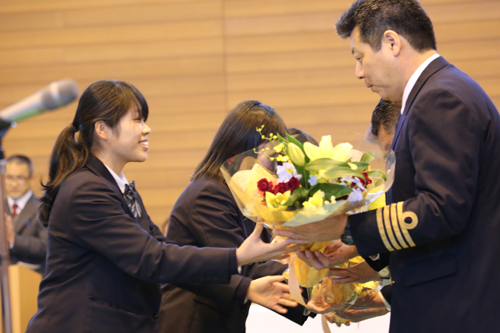 船長らに花束が贈られる
