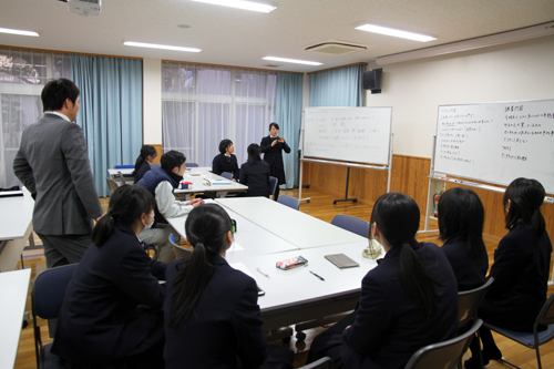 大津校舎の生徒13人が、市内の若手事業者とともに実店舗でのマーケティング調査に挑戦